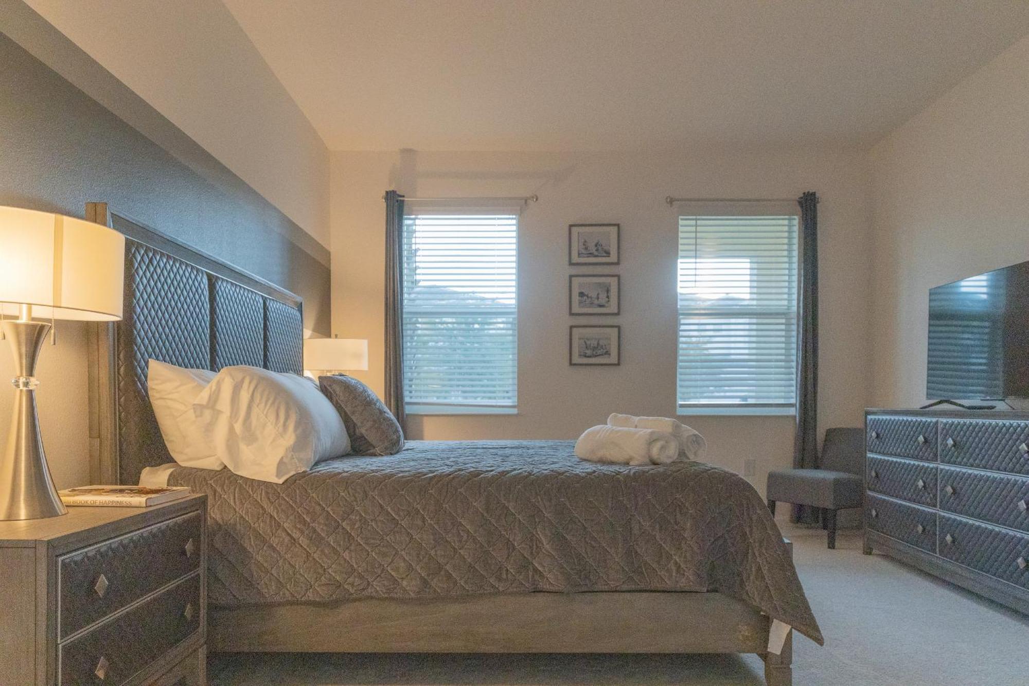 Waterfront Brand New Modern Luxury 8 Bedroom Pool House! Sleeps 16 Kissimmee Eksteriør bilde